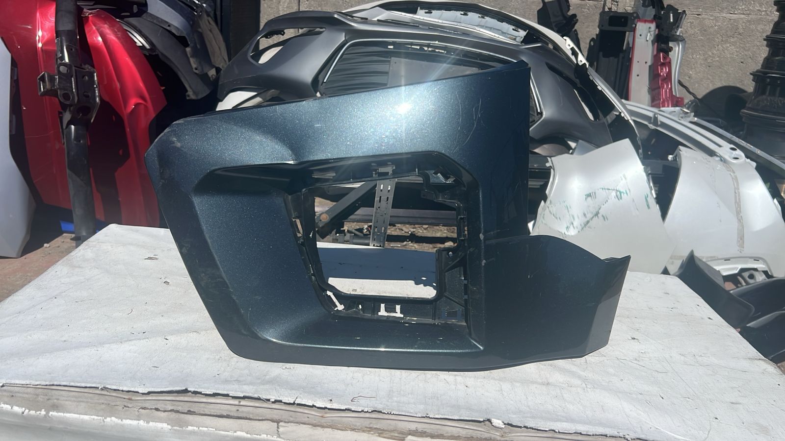 MOLDURA IZQUIERDA PARACHOQUE DELANTERO CHEVROLET COLORADO (21-23)