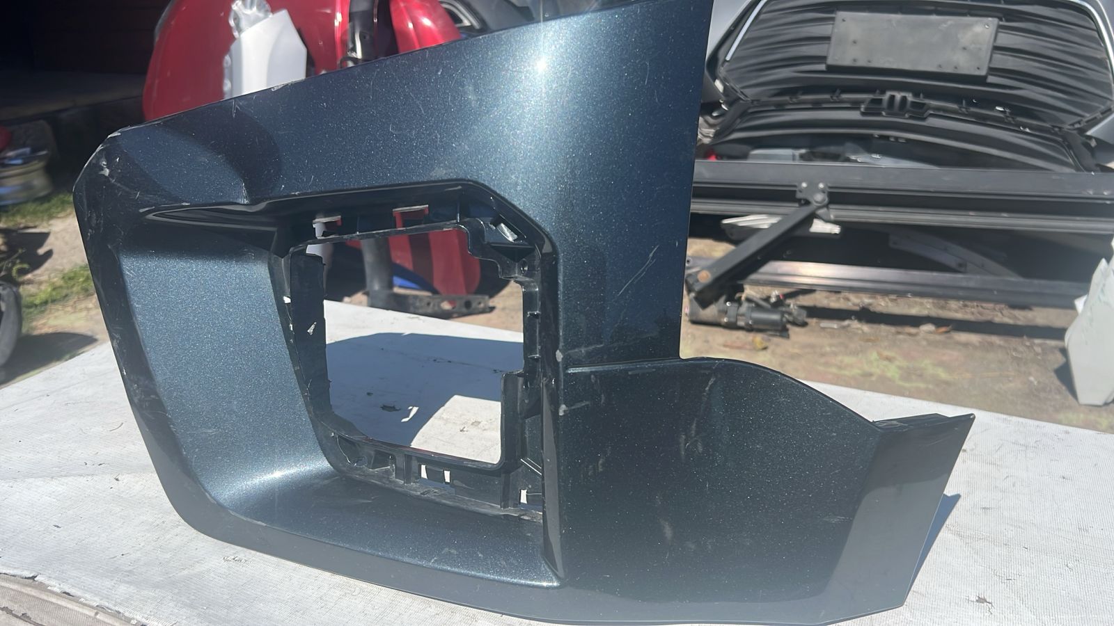 MOLDURA IZQUIERDA PARACHOQUE DELANTERO CHEVROLET COLORADO (21-23) - Image 2