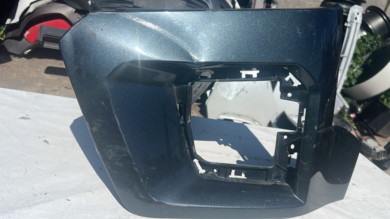 MOLDURA IZQUIERDA PARACHOQUE DELANTERO CHEVROLET COLORADO (21-23) - Image 3