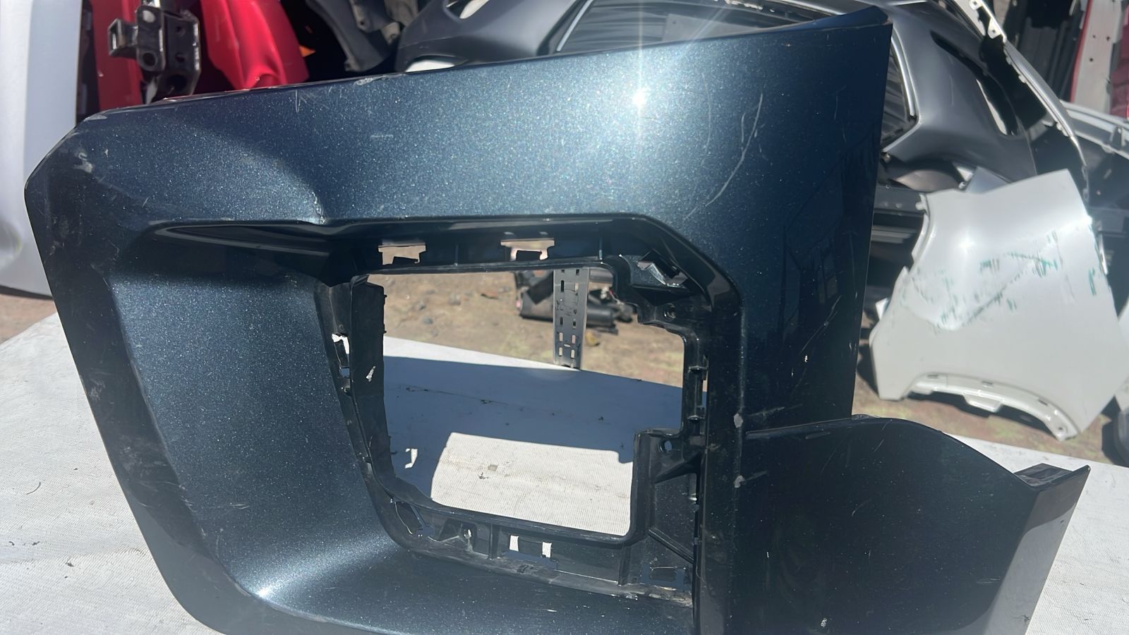 MOLDURA IZQUIERDA PARACHOQUE DELANTERO CHEVROLET COLORADO (21-23) - Image 4