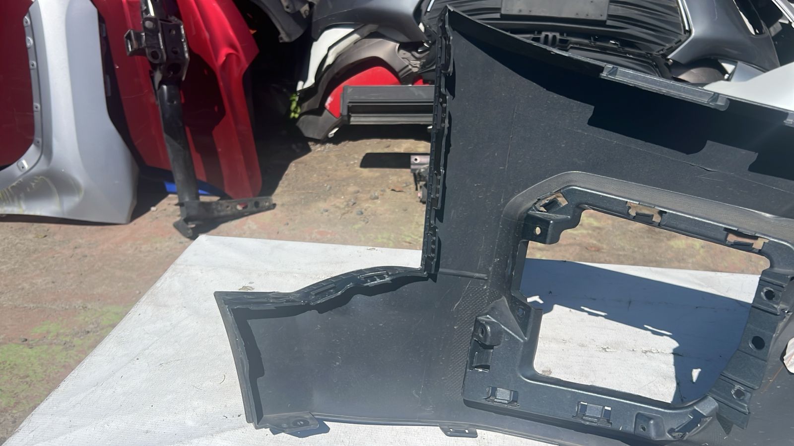 MOLDURA IZQUIERDA PARACHOQUE DELANTERO CHEVROLET COLORADO (21-23) - Image 6