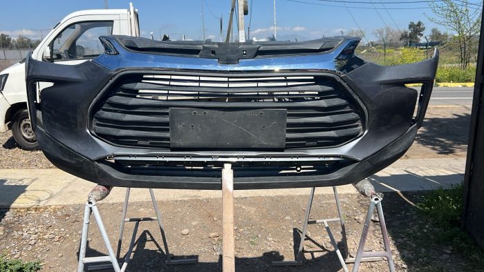 PARACHOQUE DELANTERO CHEVROLET TRACKER (21-25)
