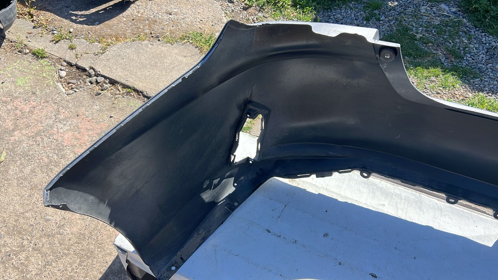 PARACHOQUE TRASERO TOYOTA YARIS SEDAN (23-25) - Image 7