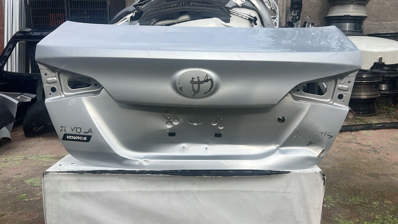 TAPA MALETA TOYOTA YARIS SEDAN (21-23)