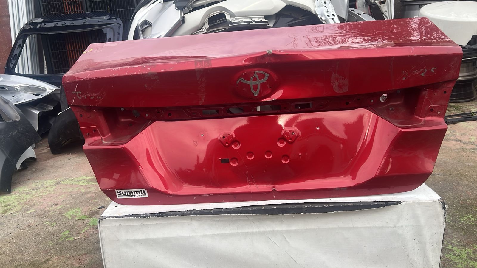 TAPA MALETA TOYOTA YARIS SEDAN (23-25)