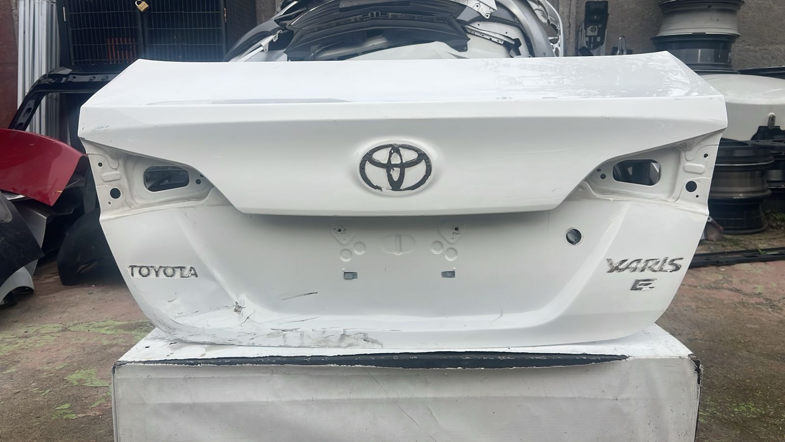 TAPA MALETA TOYOTA YARIS SEDAN (21-23)