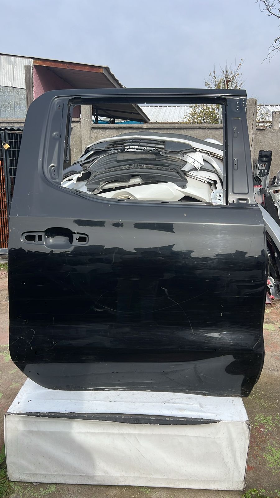 PUERTA TRASERA DERECHA CHEVROLET SILVERADO (20-25)