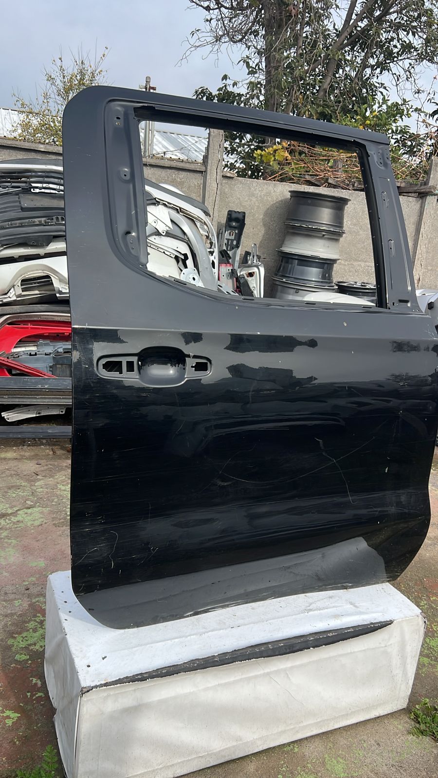 PUERTA TRASERA DERECHA CHEVROLET SILVERADO (20-25) - Imagen 2