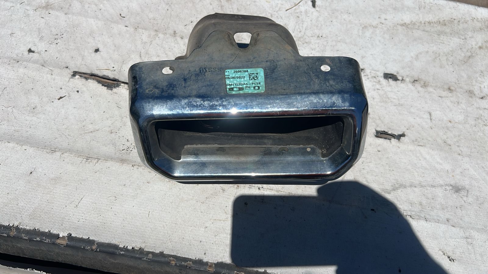 ESCAPE DERECHO PARACHOQUE TRASERO CHEVROLET SILVERADO (20-25)