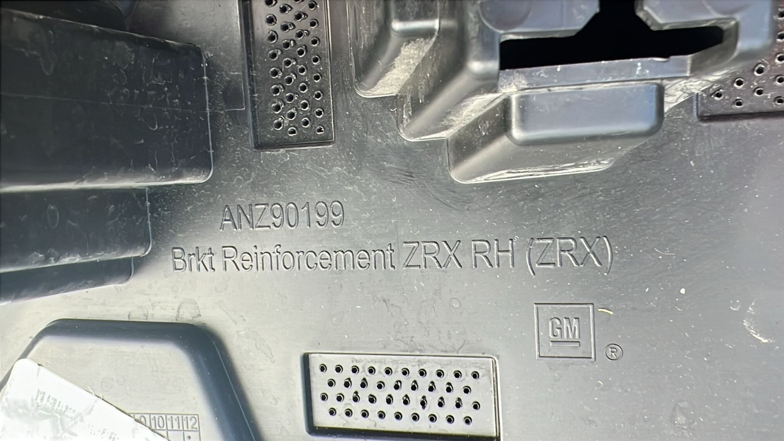 Moldura Derecha Parachoque Delantero Chevrolet Silverado (23-26) - Imagen 7